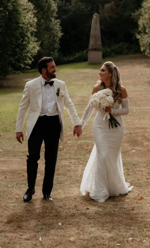 Groom in White Tuxedo | Andréa Kọsta