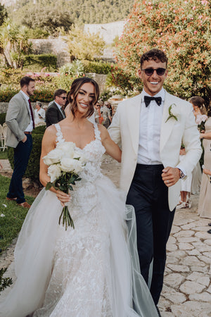 Groom in White Tuxedo | Andréa Kọsta